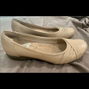 Clark’s tan/beige/nude 6.5 flats